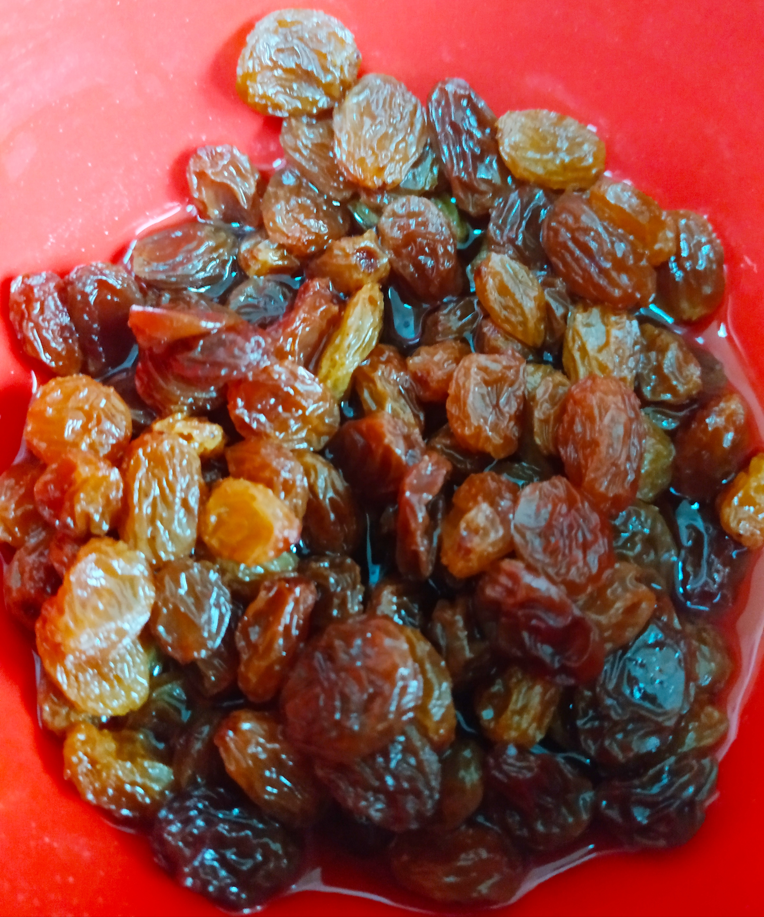 Raisins secs qui macèrent dans du rhum ambré - Blog de pâtisserie